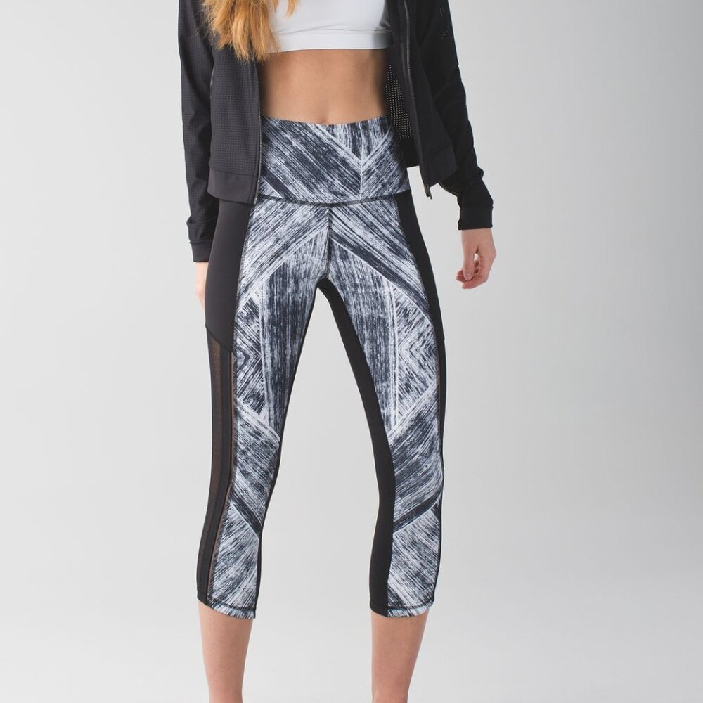 Like new! Lululemon Hot to Street Crop black & white leggings / tights / capris